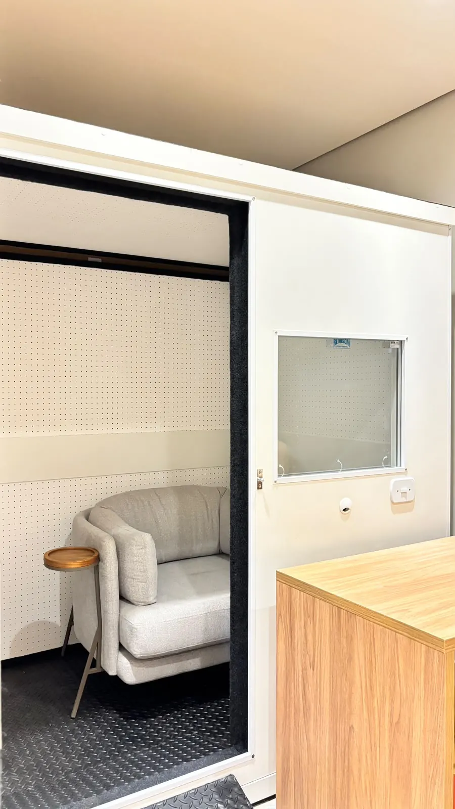 Cabine acústica de audiometria própria da clínica